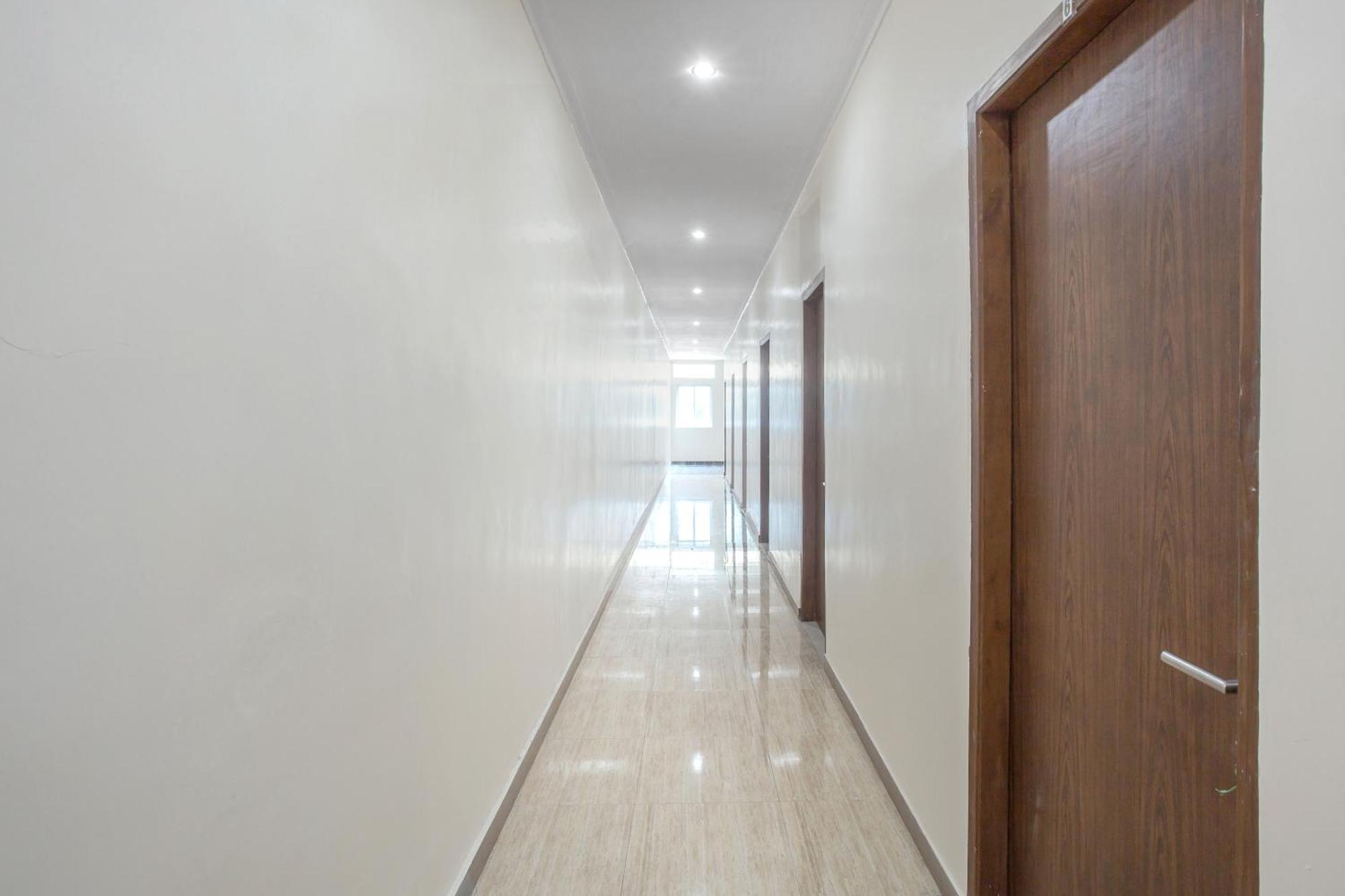 Super Oyo Capital O 134 Lg Residence Сурабая Екстериор снимка